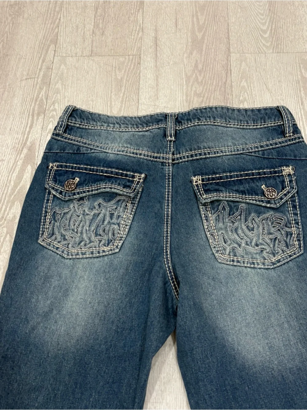 Defender Gothic Cross Applique Y2K Denim Jeans (Medium Wash / Distressed)